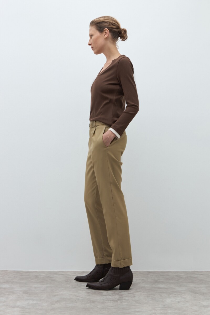 Pantalón con cinto tostado