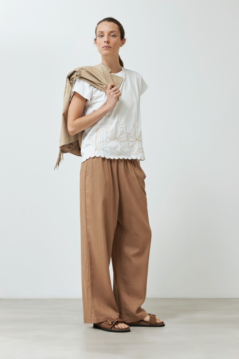 Remera con ruedo bordado - crudo 