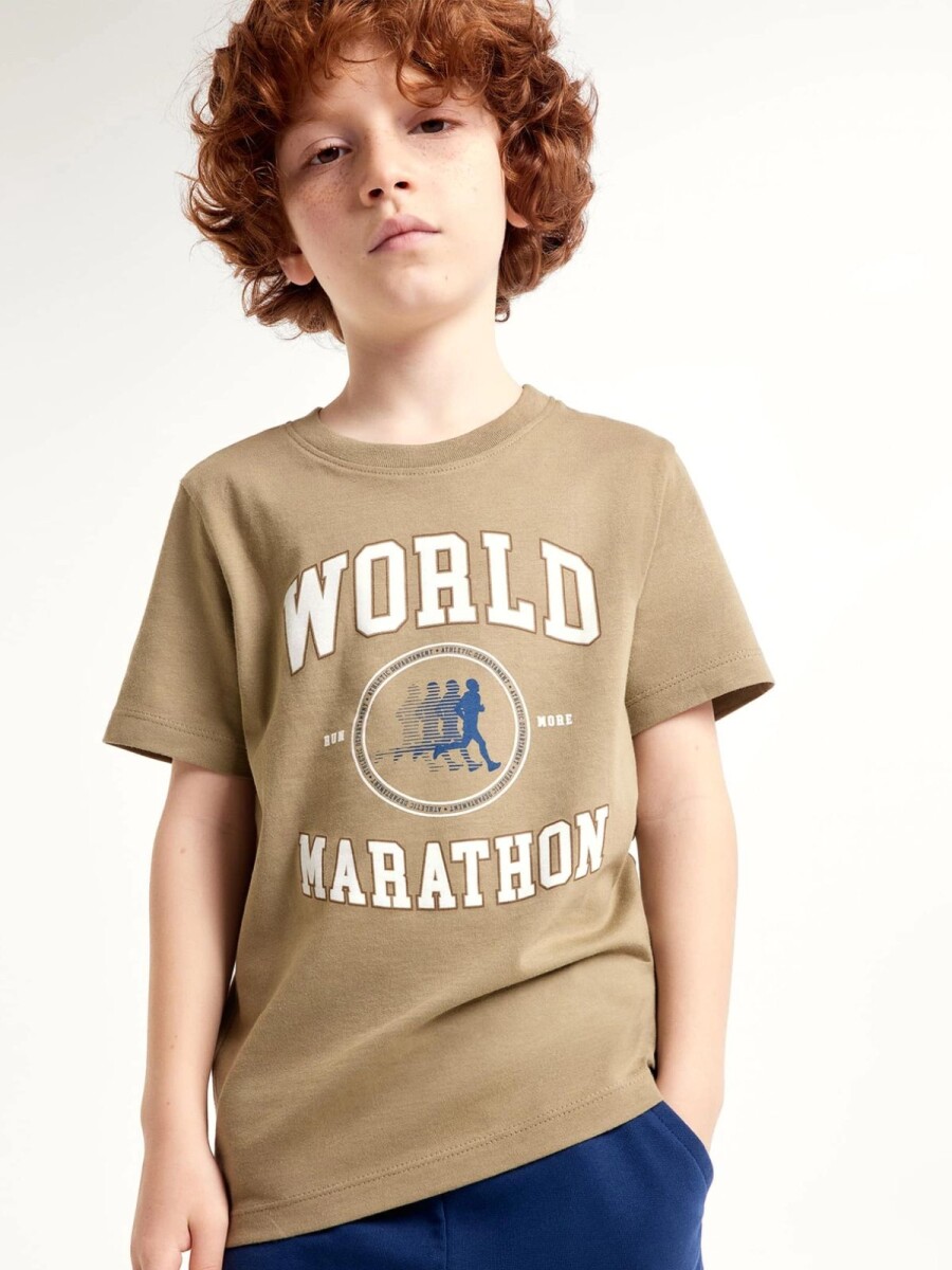 CAMISETA INFANTIL CON ESTAMPA - MARRÓN 