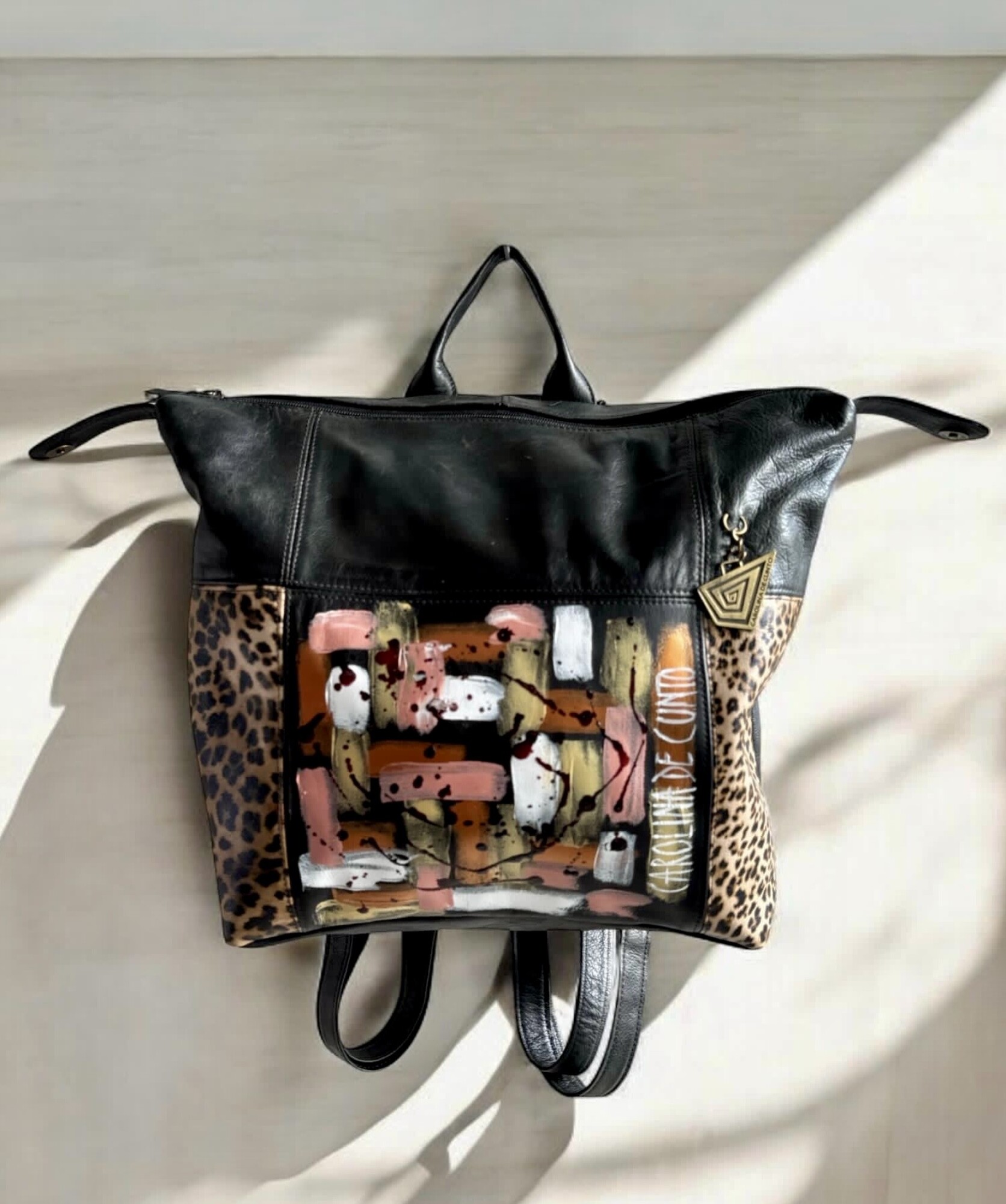 Mochila De Cuero ABRIL Linea Urbana Con Arte Pintado A Mano