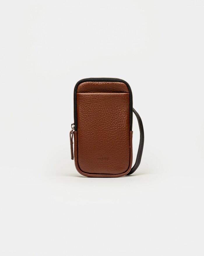 Porta celular Pia en cuero graneado Tabaco