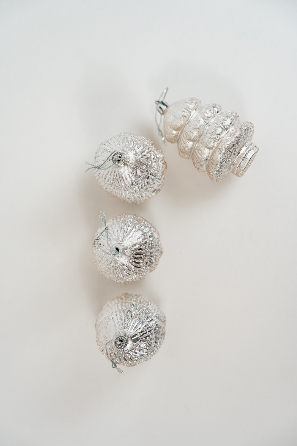 Colgante Esferas Piñas Oro, 4un. Color Unico