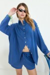 Camisa con mangas acordonadas azul
