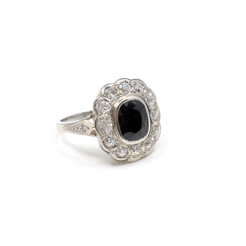 Anillo En Platino Con Brillantes Y Zafiro Central. Anillo En Platino Con Brillantes Y Zafiro Central.