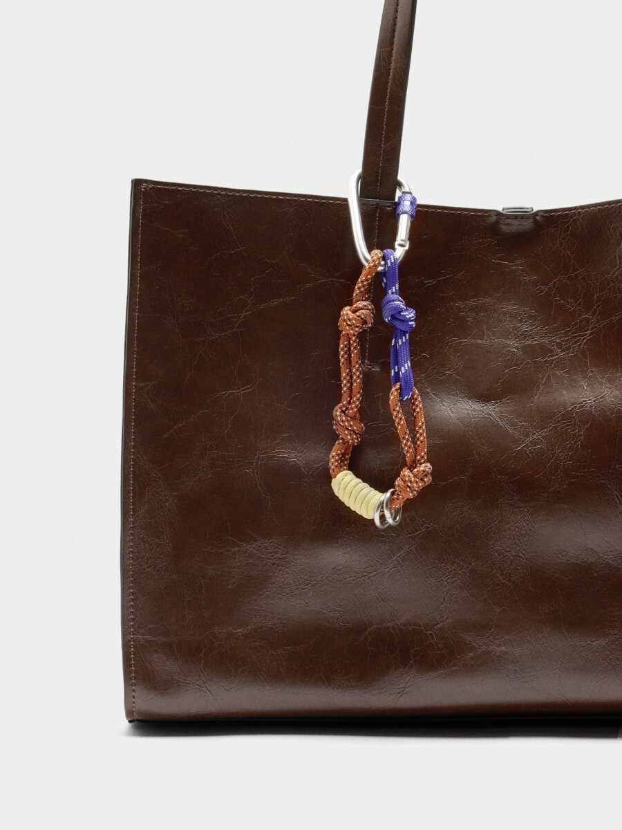 Bolso Shopper Con Colgante marron