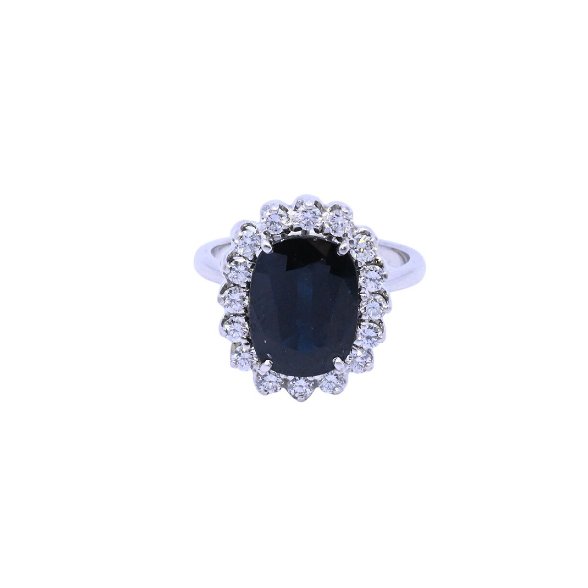 Anillo oro 18k blanco con zafiro azul oval y brillantes. 