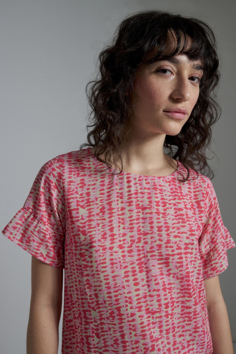 Blusa estampada con volado fucsia