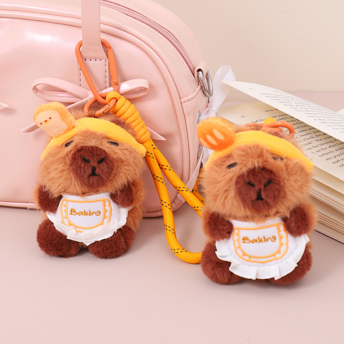 Llavero De Peluche - Capibara Con Delantal Y Vincha 