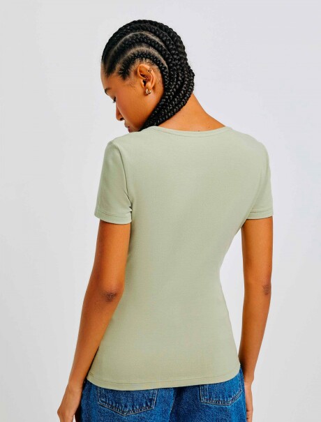 CAMISETA BÁSICA MANGA CORTA CUELLO EN V VERDE CLARO