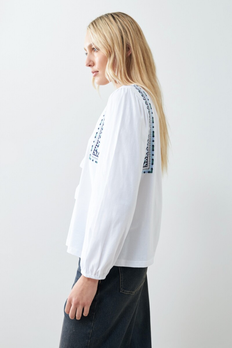 Remera boho con bordados blanco