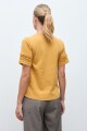 Remera con puntilla ocre