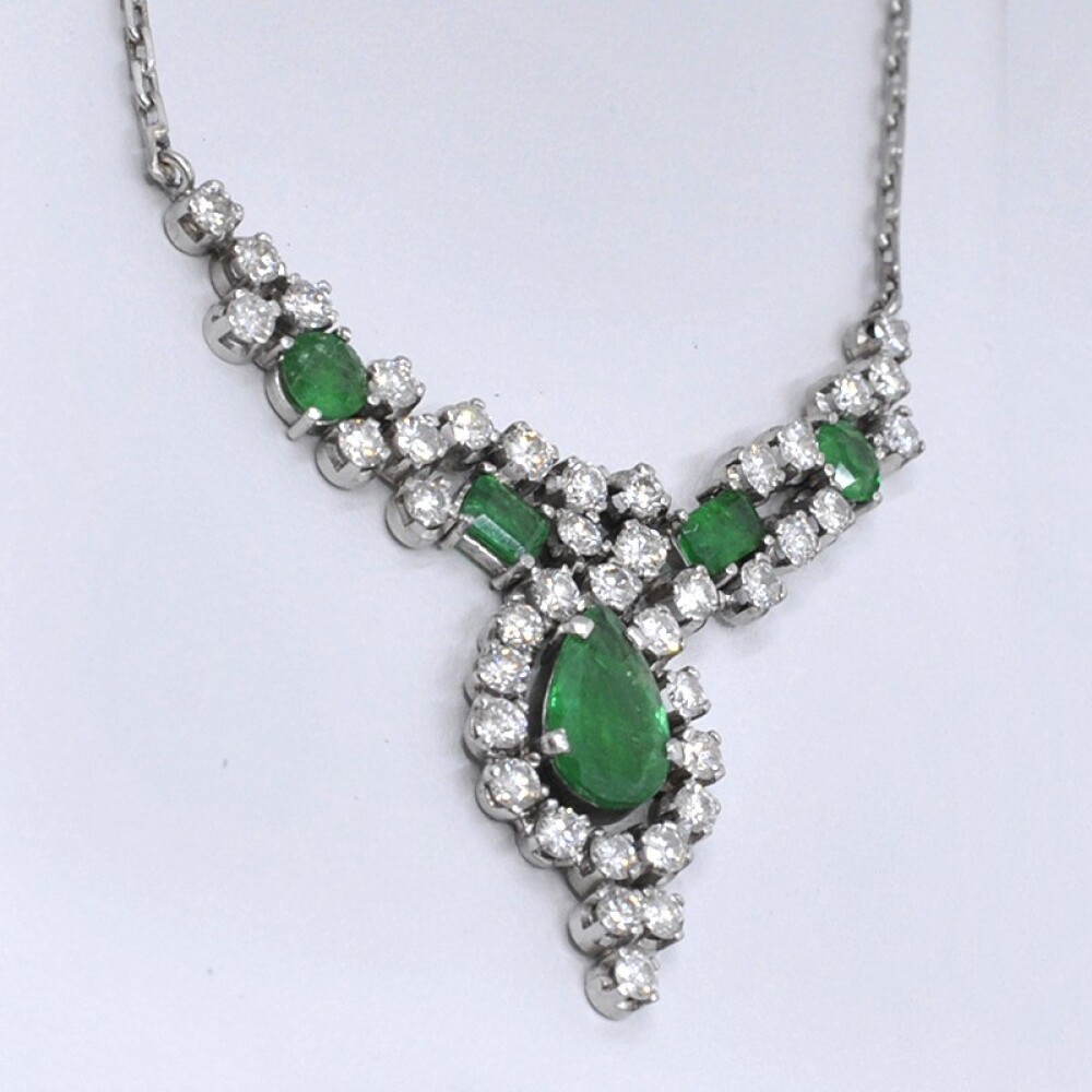 Collar En Oro Blanco 18K, Brillantes Y Esmeraldas. 4,50 Ct Esmeraldas Y 2,40 Ct Brillantes Aproximadamente. Collar En Oro Blanco 18K, Brillantes Y Esmeraldas. 4,50 Ct Esmeraldas Y 2,40 Ct Brillantes Aproximadamente.