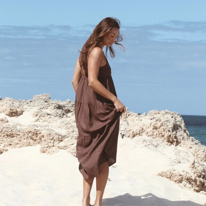 Vestido Rhythm Classic Tiered Mini - Marrón Vestido Rhythm Classic Tiered Mini - Marrón