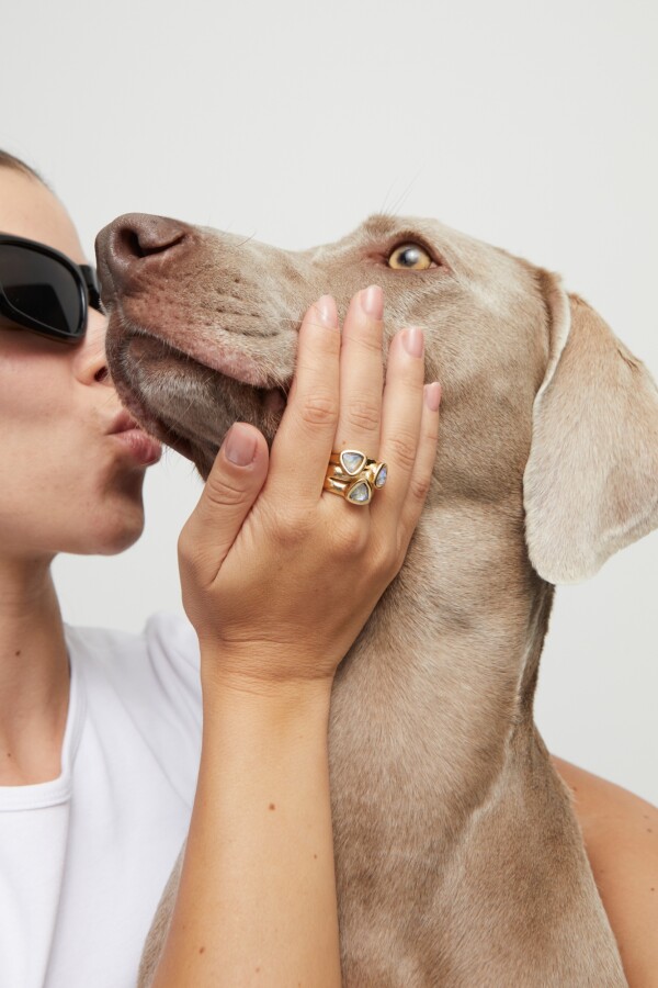 ANILLO EN ALEACIÓN DE METALES BAÑADO EN ORO 18K CON CRISTAL MULTICOLOR Anillo