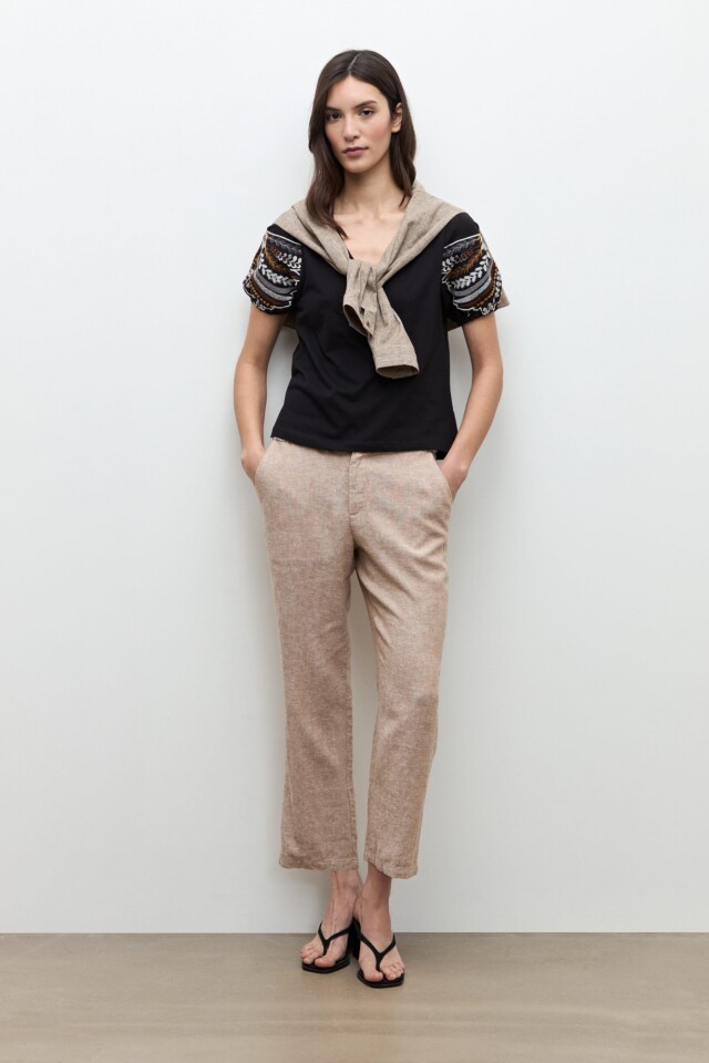 Remera mangas bordadas negro