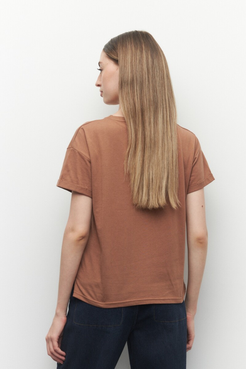 REMERA LE MARAIS Marrón Corteza