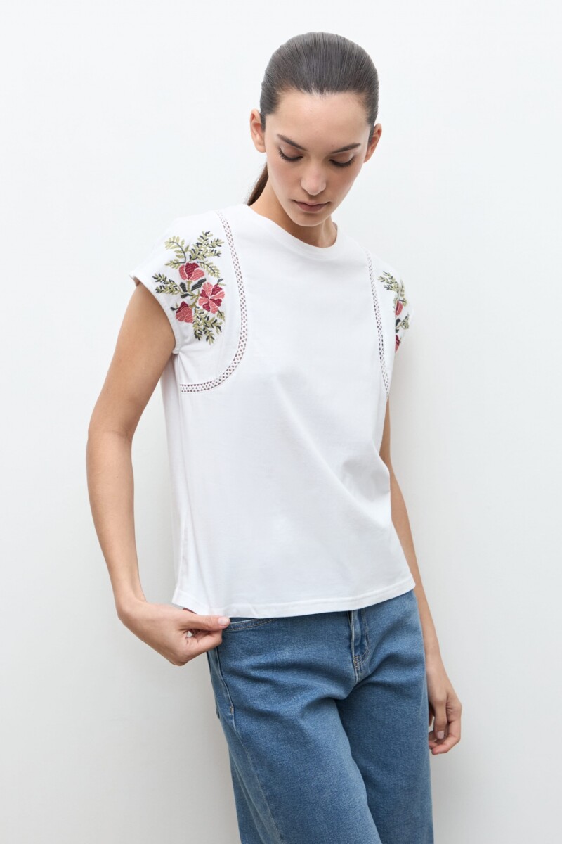 PREVENTA Remera bordado floral y vainillas blanco