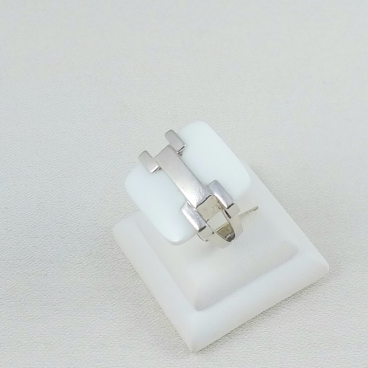 Anillo de plata 925 con acrílico blanco de 24 mm de diámetro cuadrado y 17 mm de diámetro interno. 