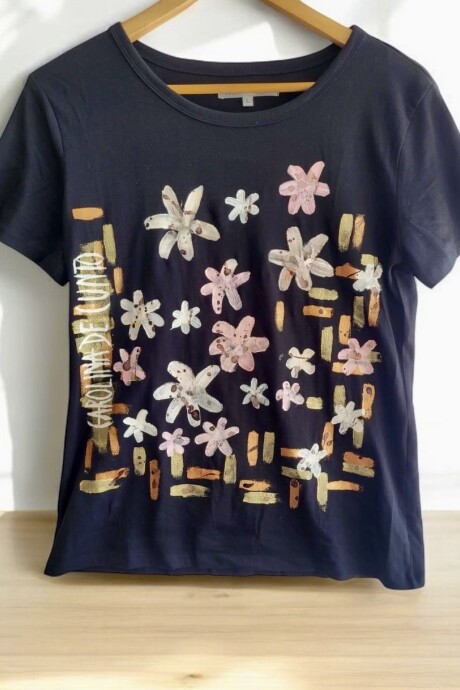 Remera Bahamas Negra Con Flores Nude. Remera Bahamas Negra Con Flores Nude.