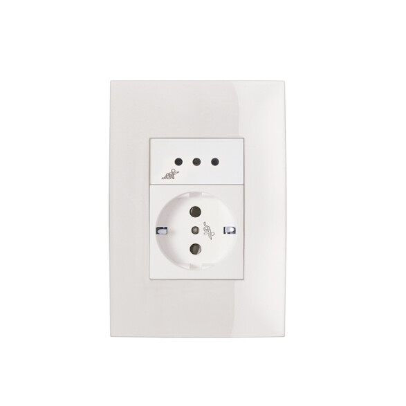 Conj. plaq. c/schuko + 3 en línea - Presta blanco C51014