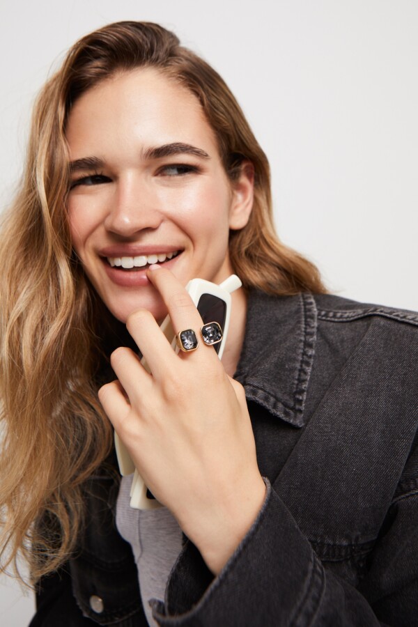ANILLO BAÑADO EN ORO 18K CON CRISTAL NEGRO Anillo