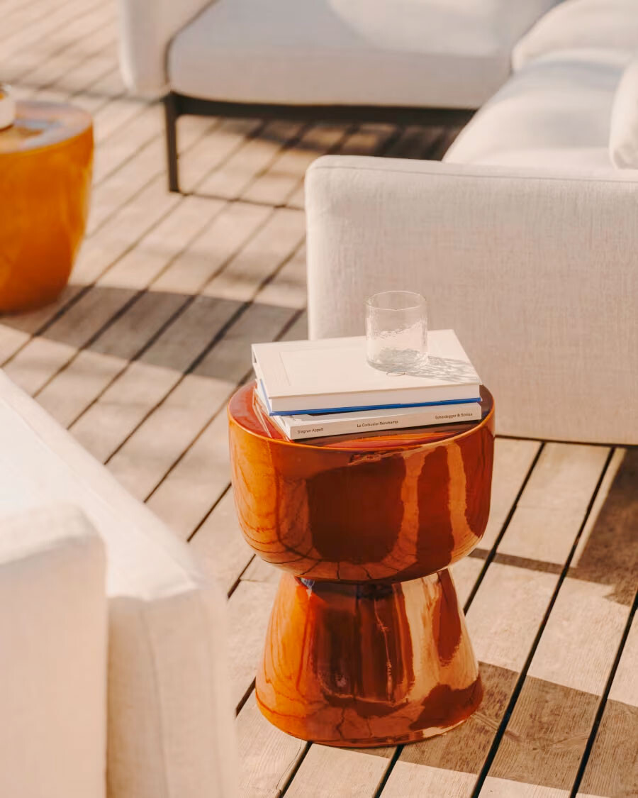 Mesa auxiliar exterior Mesquida de cerámica con acabado terracota glaseado Ø 35 cm Mesa auxiliar exterior Mesquida de cerámica con acabado terracota glaseado Ø 35 cm
