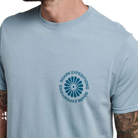 Remera Roark Rishiri Post Stamp Celeste
