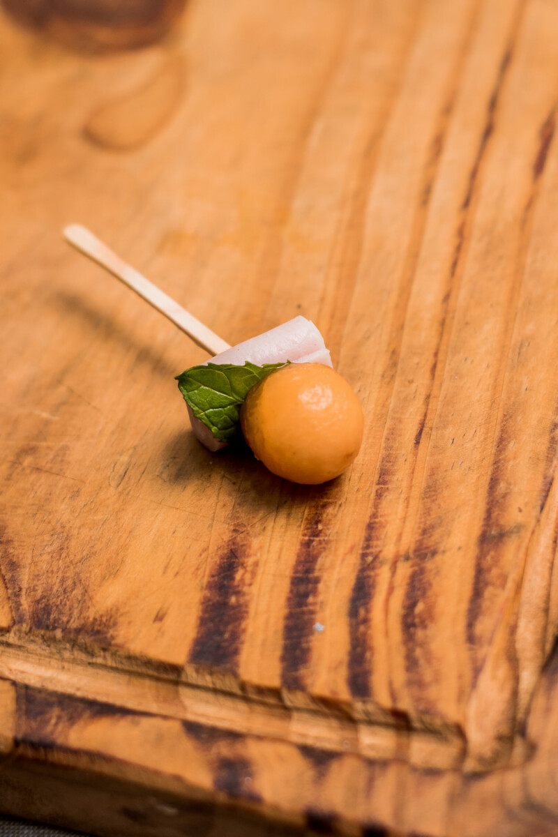 Pincho de melón, menta y jamón 