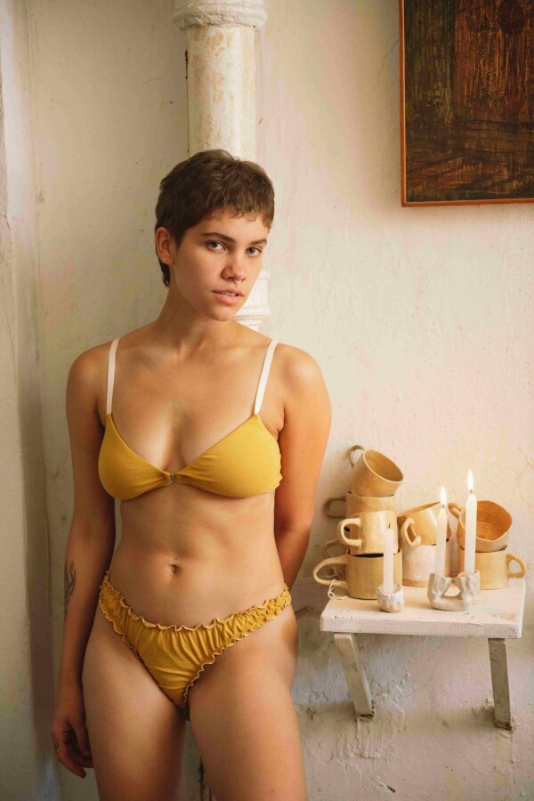 Vedetina Cata Less – Algodón suave con frunces, fresca y divertida Mostaza