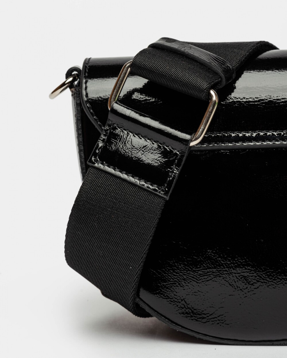 Mini Bag The Circle En Cuero Charol Arrugado Negro