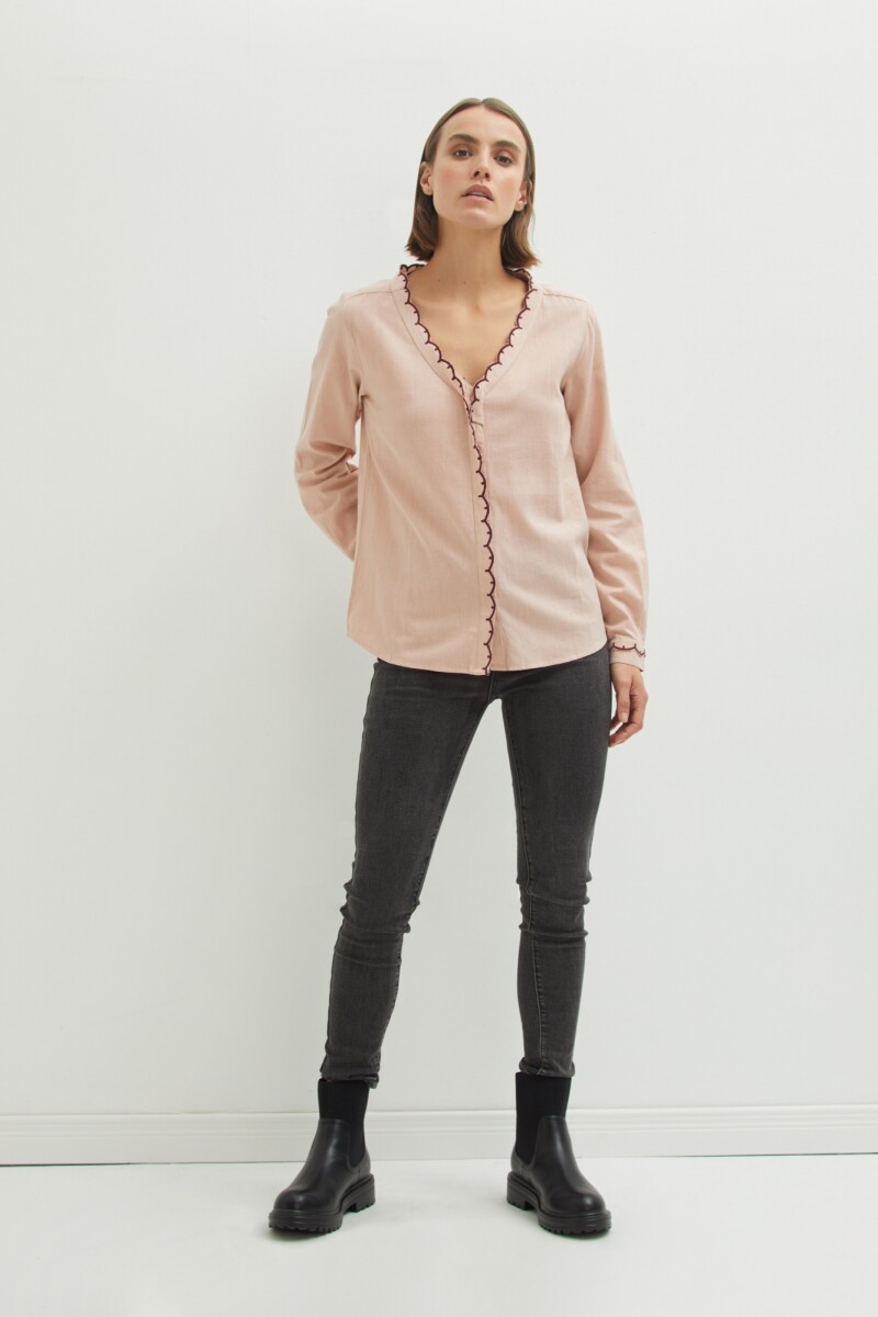 Blusa con bordado en contraste rosa