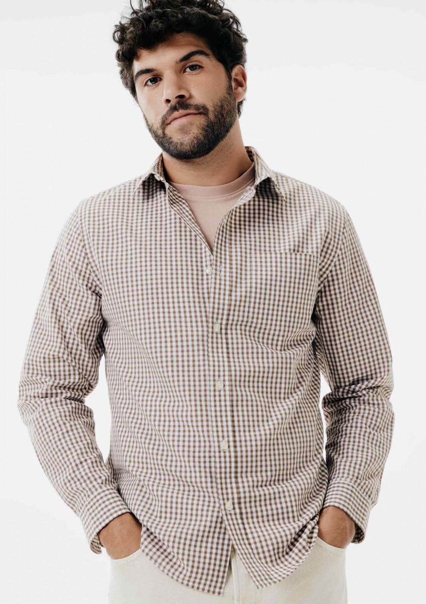 CAMISA MANGA LARGA SLIM CON ESTAMPADO - MARRÓN 