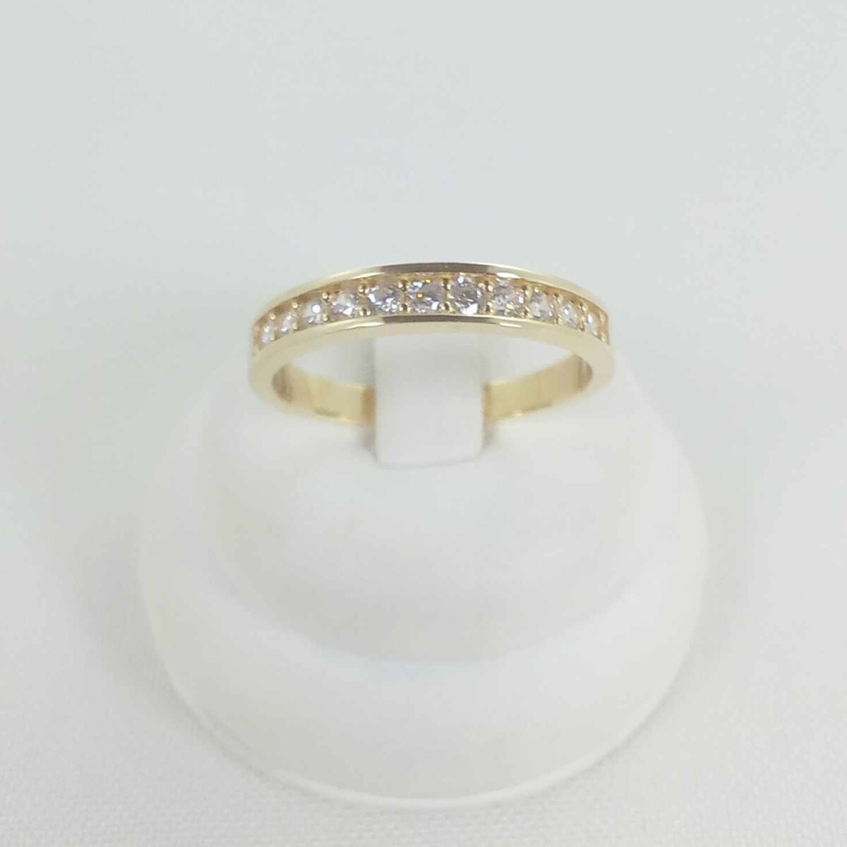 Anillo de oro 9 ktes con 11 circonias. Medio sin fin 