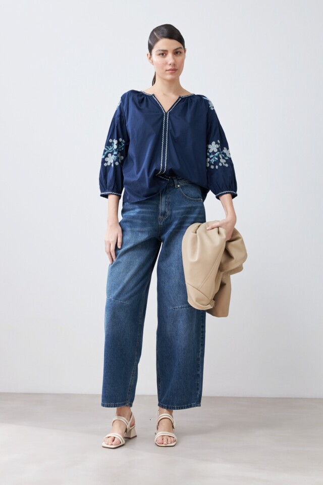 Blusa boho con bordados azul marino