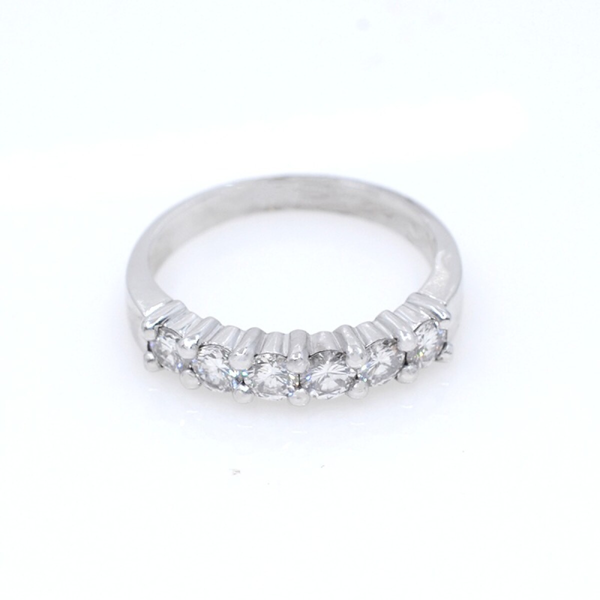 Anillo medio sin fin en oro 18k blanco y brillantes 