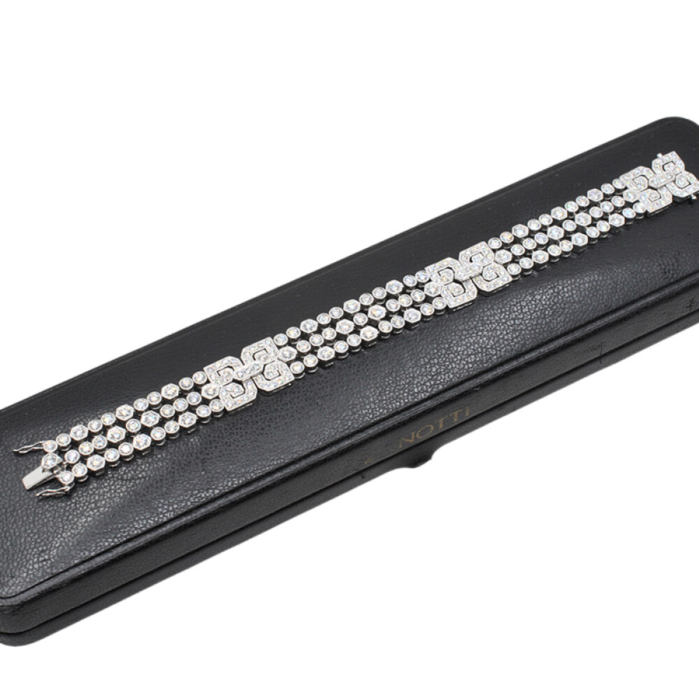 Hermosa pulsera en oro 18k y brillantes. Hermosa pulsera en oro 18k y brillantes.