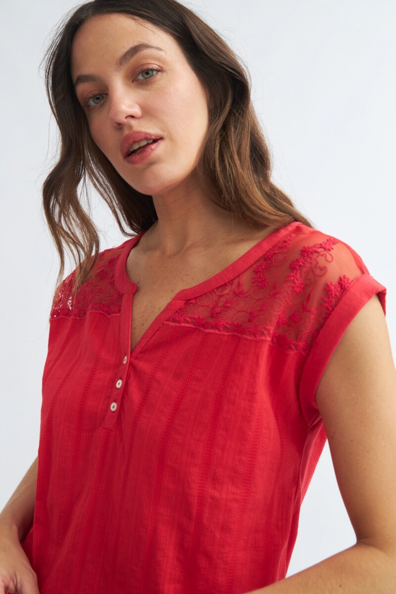 Blusa con detalle en canesú ROJO