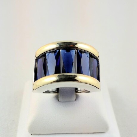 Anillo de plata 925 y double en oro 18 ktes con circonia color azul. Diámetro interno 17 mm y 18 mm. Anillo de plata 925 y double en oro 18 ktes con circonia color azul. Diámetro interno 17 mm y 18 mm.