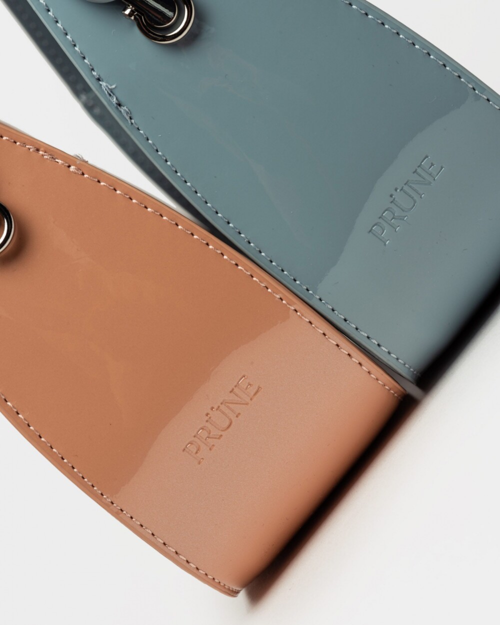 Cartera al hombro Leaf en efecto cuero charol Celeste