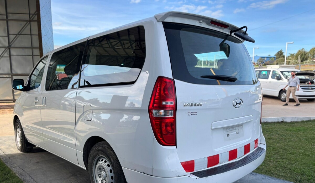 Hyundai H1 12Plz Minibus Diesel - 2014 Hyundai H1 12Plz Minibus Diesel - 2014