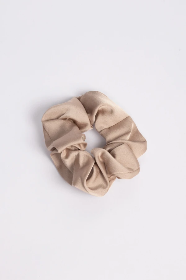 Gomita scrunchie de tela Beige