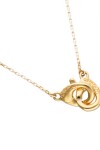 COLLAR BAÑADO EN ORO 18K CON DETALLE DE MOSQUETÓN ENTRELAZADO Colgante