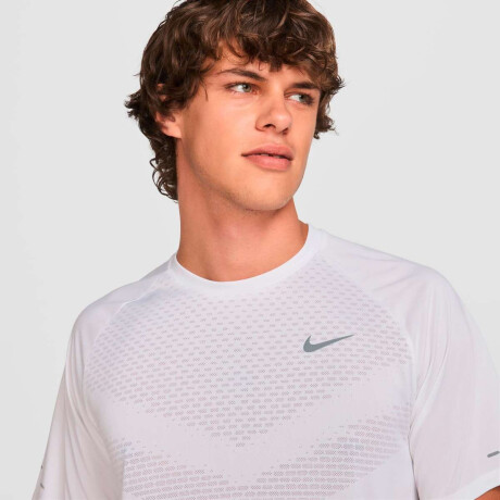 Remera Nike Dri-Fitadv Stride Manga Corta de Hombre Blanco