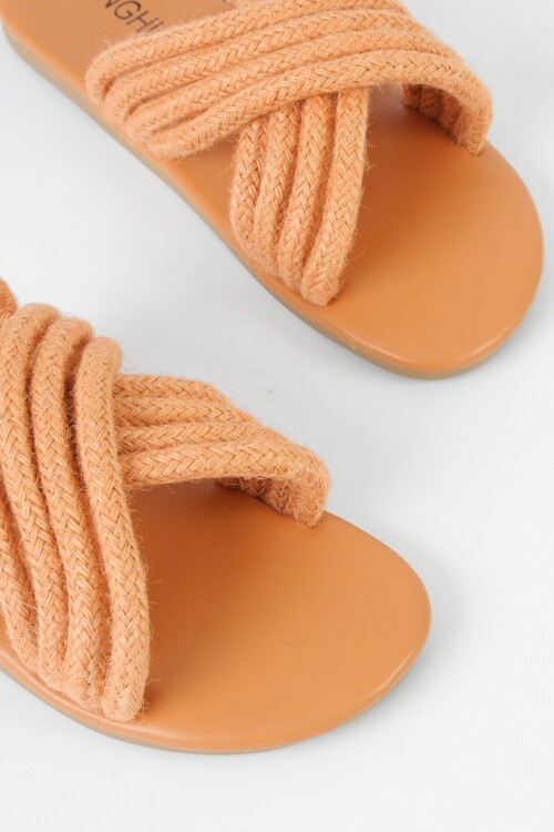 Sandalia con detalle en cordón cruzada rosa