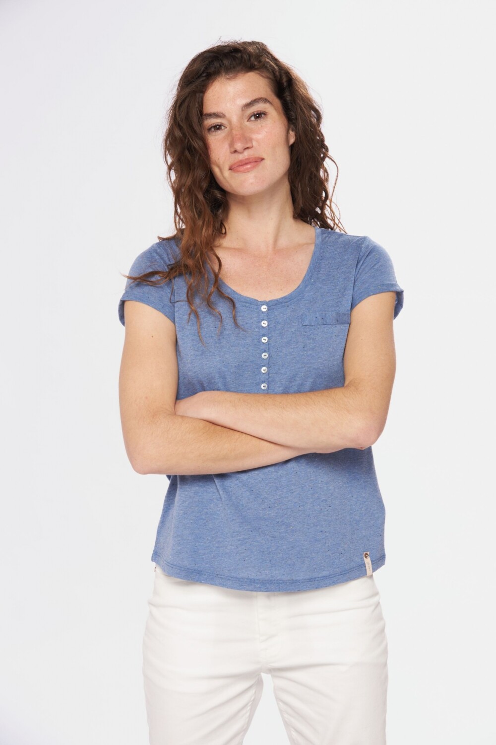 REMERA CON BOTONES Piedra