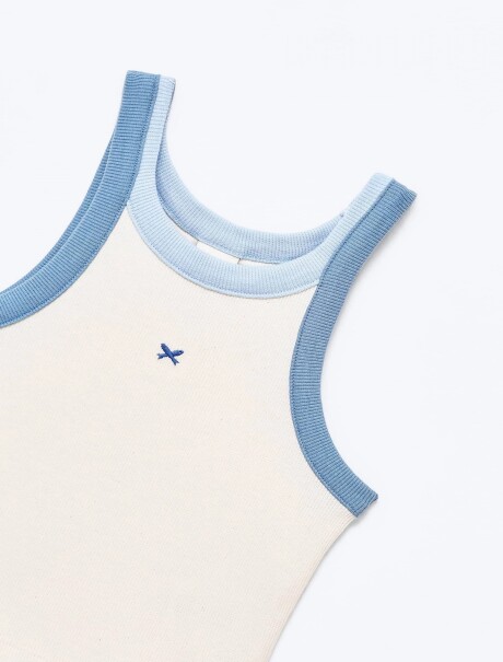 MUSCULOSA CON BORDADO BEIGE