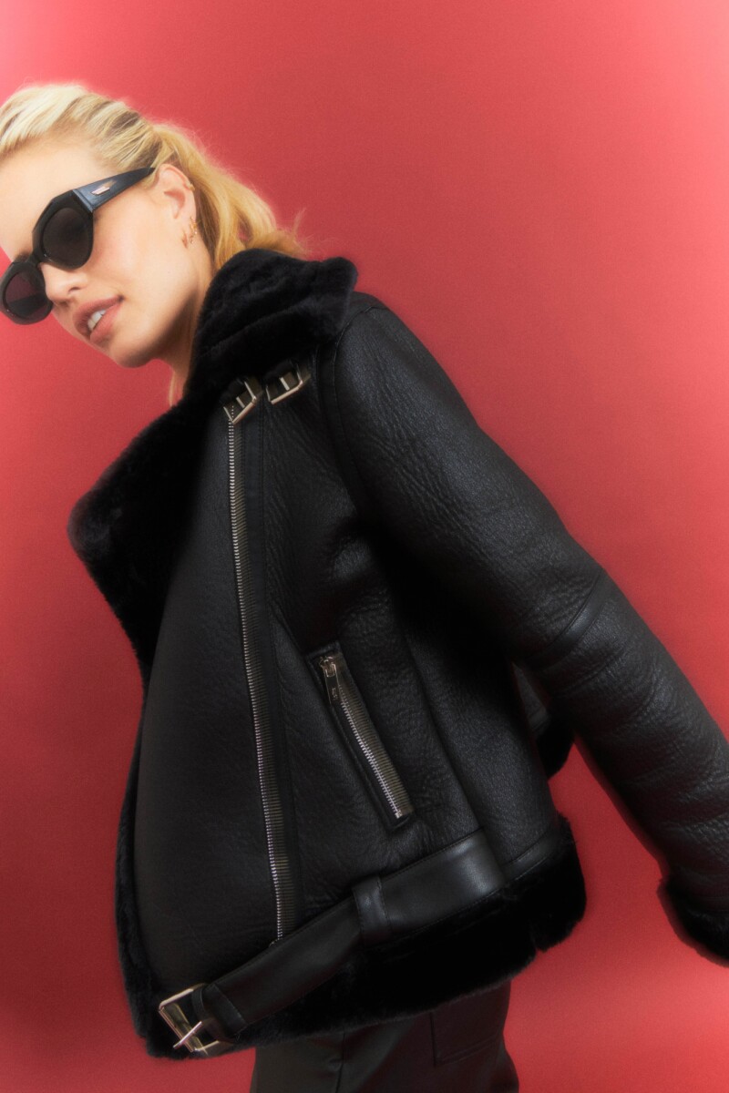 Campera simil gamuza con piel negro