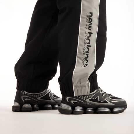 Pantalón New Balance de Hombre - Trackside - MB62A8LTBK BLACK