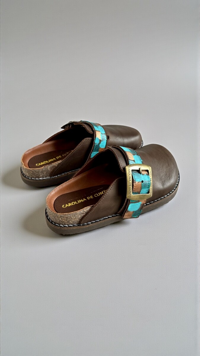 Sandalia SAKI Chocolate Línea Ottenta Con Arte 