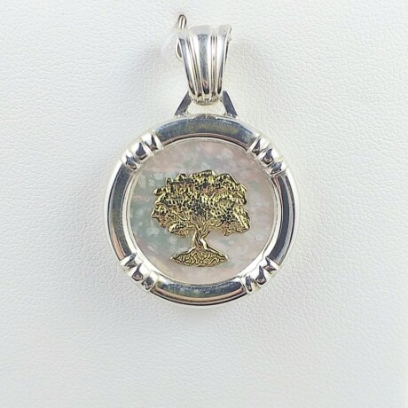 Colgante árbol de la vida de plata 925 con nácar y en double de oro 18 ktes. Diámetro 25 mm, espesor 4 mm. Colgante árbol de la vida de plata 925 con nácar y en double de oro 18 ktes. Diámetro 25 mm, espesor 4 mm.